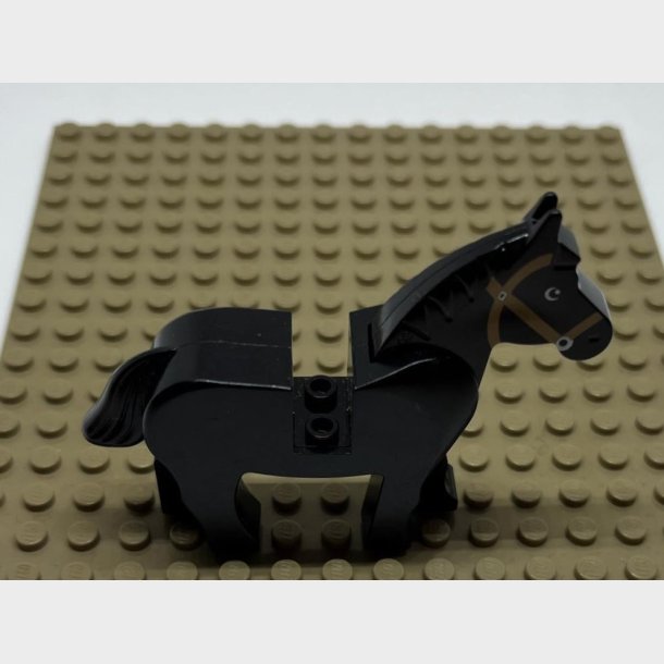 Dyr, Hest med sorte og hvide jne, hvide pupiller og medium nougat seletj. Lego nr 4493c01pb07